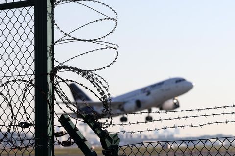 Abschiebung mit Flugzeug Symbolbild