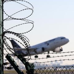 Abschiebung mit Flugzeug Symbolbild