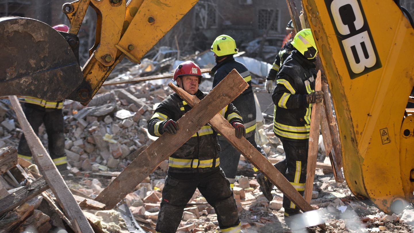 Auch aus Dnipro wurden schwere Explosionen gemeldet. Foto: Mykola Synelnykov/AP/dpa