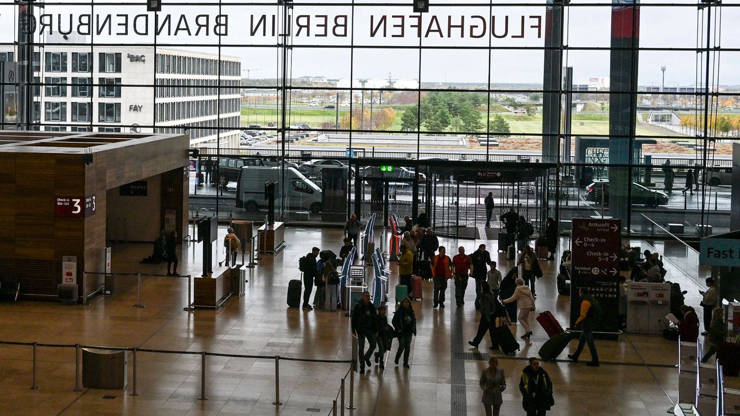 Die irische Fluggesellschaft Ryanair will ihr Flugangebot am Flughafen Berlin Brandenburg (BER) um die Hälfte reduzieren. (Archi