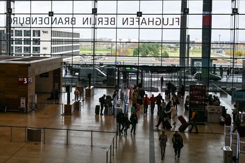 Die irische Fluggesellschaft Ryanair will ihr Flugangebot am Flughafen Berlin Brandenburg (BER) um die Hälfte reduzieren. (Archi