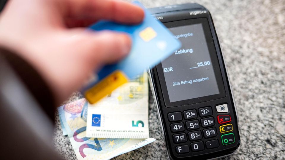 Kartenlesegerät fordert im Schuhladen zu Trinkgeld auf