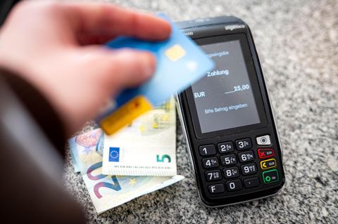 Kartenlesegerät fordert im Schuhladen zu Trinkgeld auf