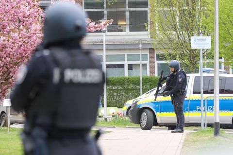 Am Freitag sicherten bewaffnete Polizisten die Klinik in Pinneberg während der Durchsuchung. (Archivbild) Foto: Bodo Marks/dpa