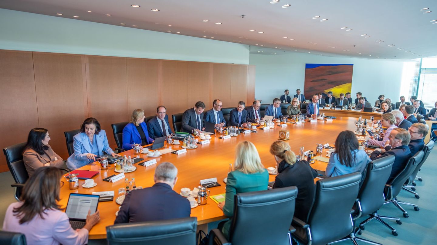 Die Phishing-Kampagne über den Messenger Signal hat auch das Bundeskabinett erreicht. (Archivbild) Foto: Michael Kappeler/dpa