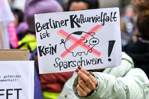 Gegen Kürzungen im Kulturbereich gab es in Berlin massiven Protest. (Archivbild) Foto: Jens Kalaene/dpa