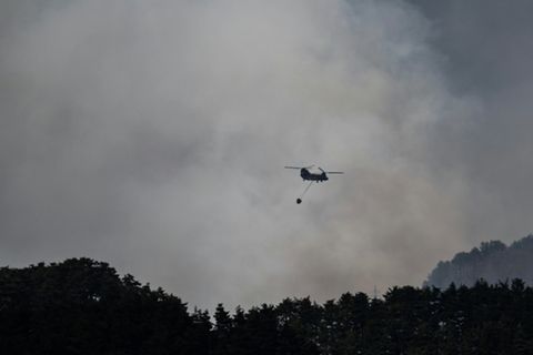Einsatz eines Löschhubschraubers nahe Otsuchi