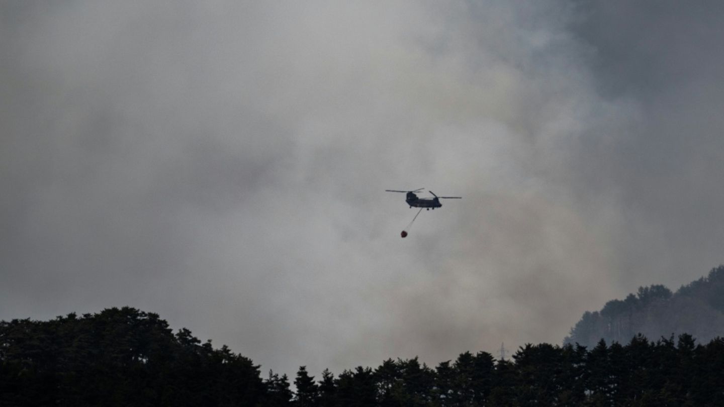 Einsatz eines Löschhubschraubers nahe Otsuchi
