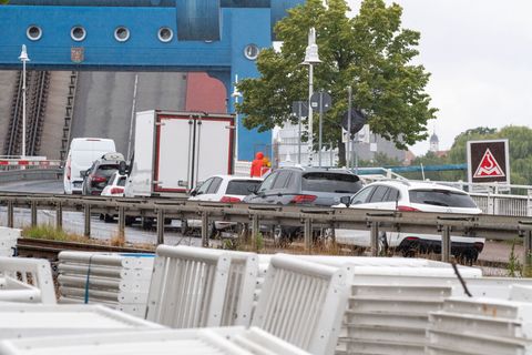 In Wolgast staut sich vor allem in den Sommermonaten der Verkehr. (Archivbild) Foto: Stefan Sauer/dpa