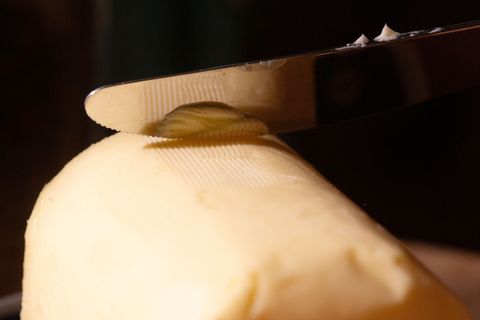 Der Butterpreis schwankt, nun wieder zugunsten der Verbraucher. (Illustration) Foto: Fernando Gutierrez-Juarez/dpa