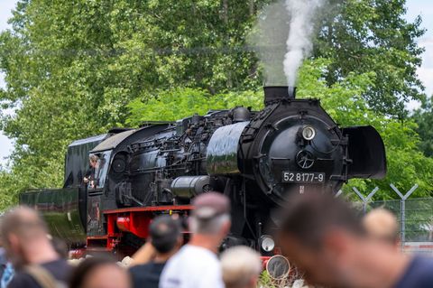Pro Tag werden vier Rundfahrten mit dem Dampfzug angeboten. (Archivbild) Foto: Monika Skolimowska/dpa/ZB