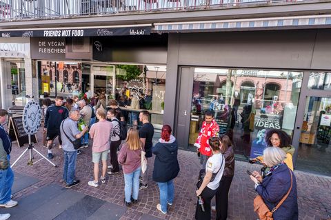 Auf großes Interesse ist die Eröffnung einer veganen Fleischerei in Mainz gestoßen. Foto: Andreas Arnold/dpa
