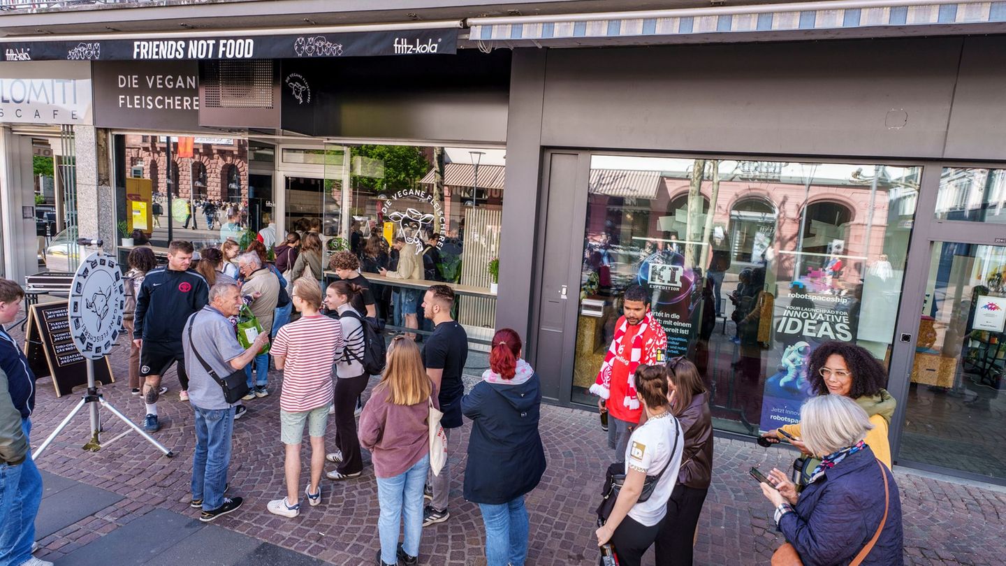 Auf großes Interesse ist die Eröffnung einer veganen Fleischerei in Mainz gestoßen. Foto: Andreas Arnold/dpa