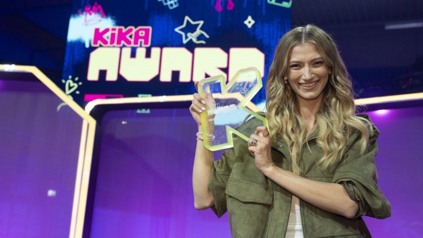Sängerin Leony mit ihrem "Kika Award".