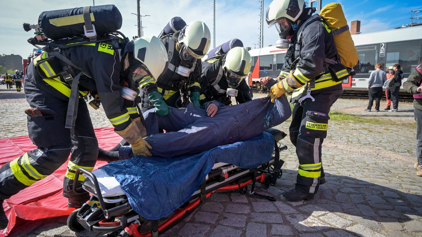 Das Güterbahnhof-Areal in Halle war Ort für diverse Übungsszenarien. Foto: Heiko Rebsch/dpa