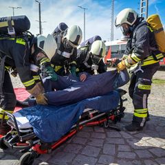 Das Güterbahnhof-Areal in Halle war Ort für diverse Übungsszenarien. Foto: Heiko Rebsch/dpa