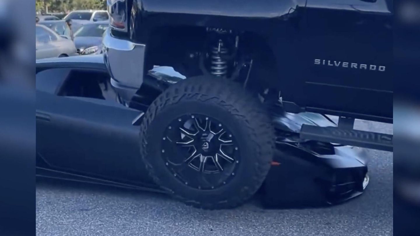 Fahrer unverletzt: Pick-Up-Fahrerin übersieht Lamborghini – und überrollt Luxuswagen mit Insasse
