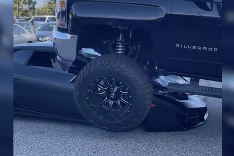 Pick-Up-Fahrerin übersieht Lamborghini – und überrollt Luxuswagen mit Insasse