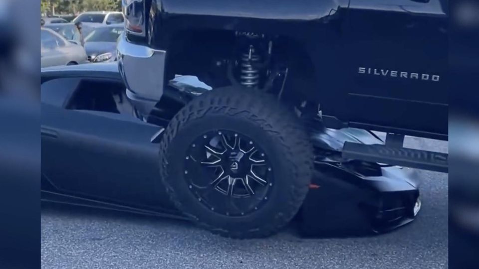 Pick-Up-Fahrerin übersieht Lamborghini – und überrollt Luxuswagen mit Insasse