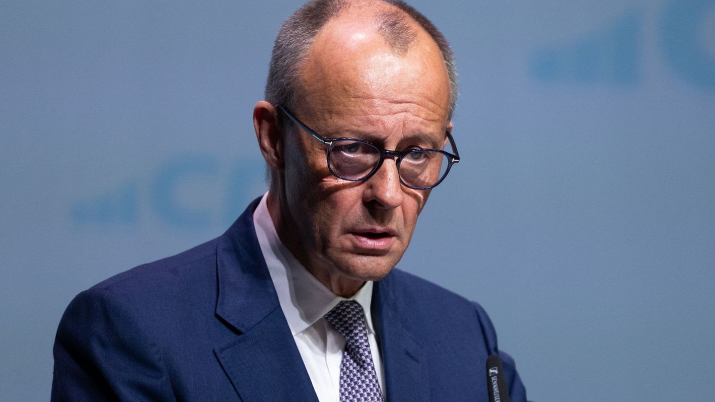 Der Kanzler erklärt bei er CDA-Tagung, was er mit "Basisabsicherung" bei der Rente gemeint hat. Foto: Florian Wiegand/dpa