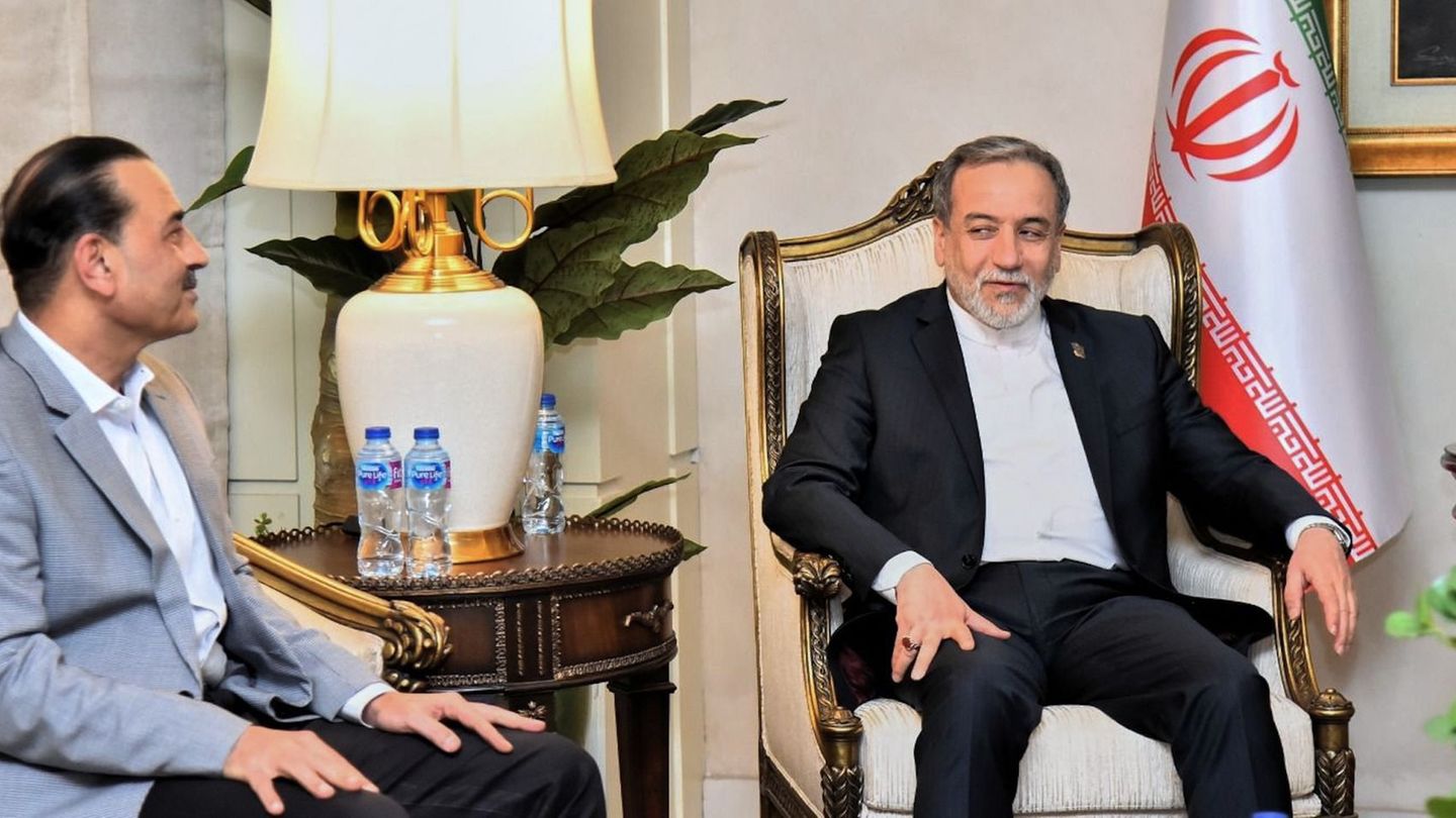 Irans Außenminister Araghtschi spricht mit den pakistanischen Vermittlern. Foto: -/Pakistan Ministry of Foreign Affairs/dpa