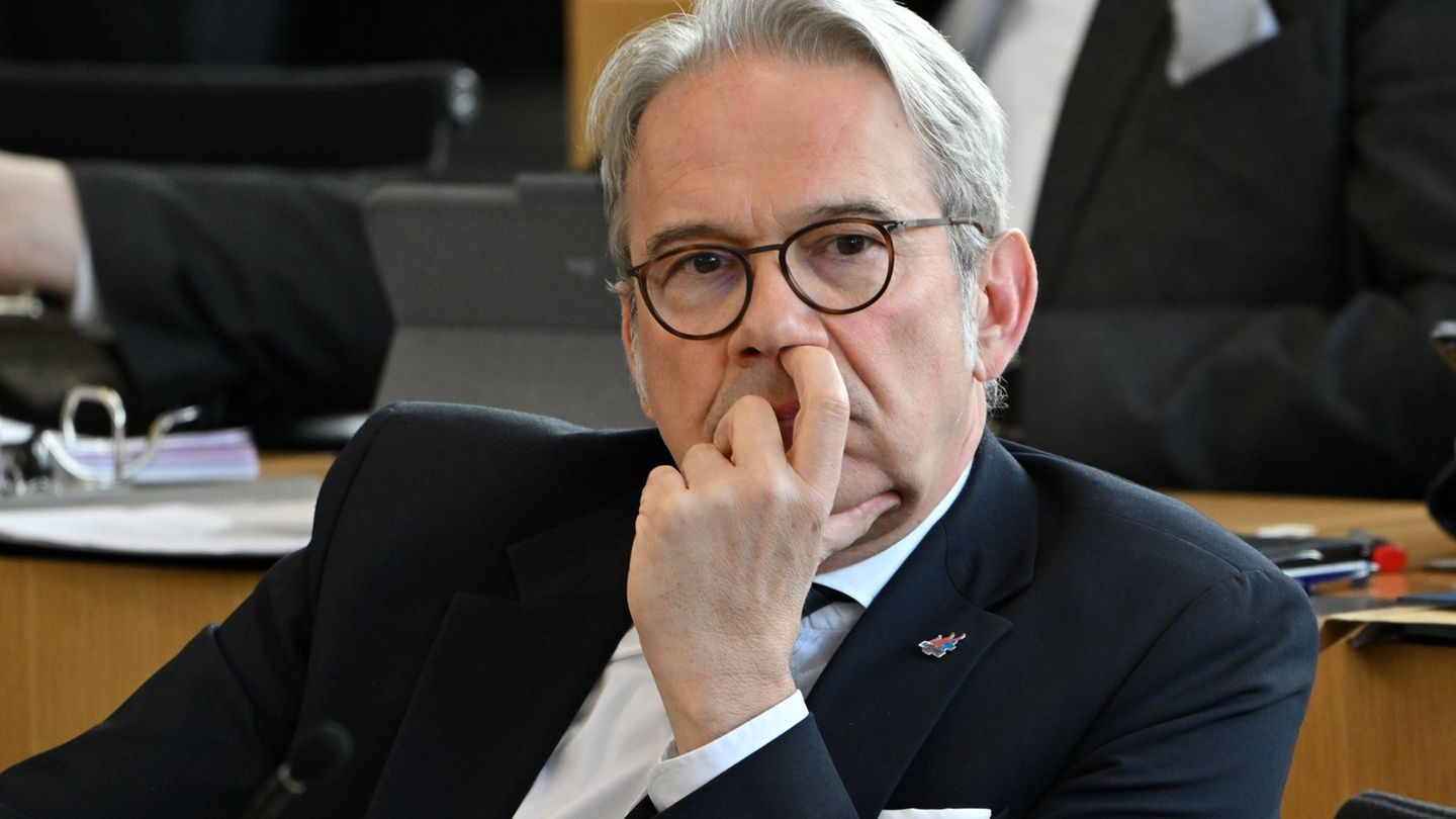 Thüringens Innenminister Georg Maier (SPD) sieht eine Abschaffung der Prämie für Gemeindefusionen skeptisch. (Archivbild) Foto: