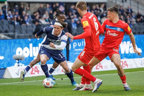 Herthas Fabian Reese (l.) zieht an zwei Kieler Gegenspielern vorbei. Foto: Andreas Gora/dpa
