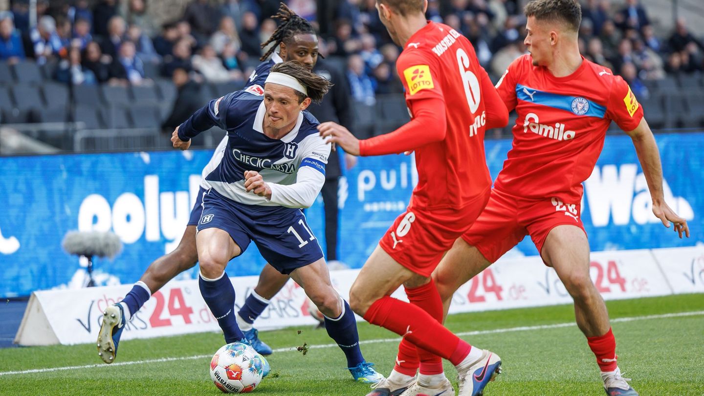 Herthas Fabian Reese (l.) zieht an zwei Kieler Gegenspielern vorbei. Foto: Andreas Gora/dpa