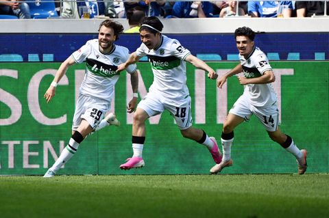 Hannover 96 jubelt in Karlsruhe. Foto: Uli Deck/dpa
