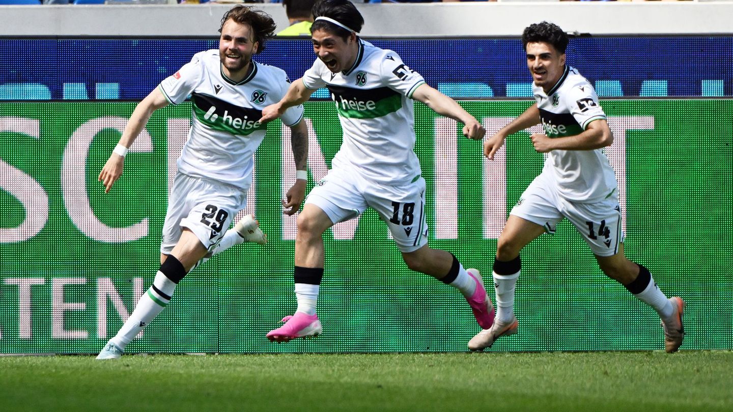 2. Fußball-Bundesliga: 3:1 in Karlsruhe: Hannover legt im Aufstiegsrennen vor