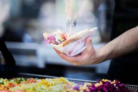 Die Klosterschwestern waren von ihrem Döner begeistert. (Symbolbild) Foto: Christoph Soeder/dpa