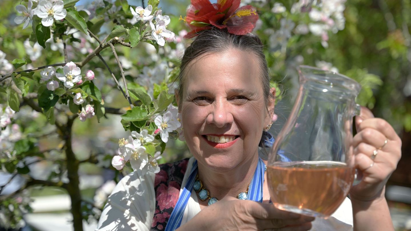 Zum Auftakt des Baumblütenfestes in Werder (Havel) öffnen rund 30 Höfe und Gärten, um zum Beispiel Obstwein zu genießen. Foto: M