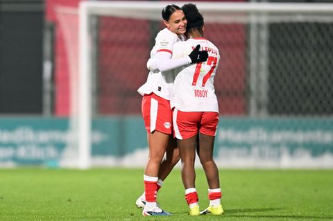 Lisa Baum (l) gab die Vorlage zum Führungstreffer durch Delice Boboy. (Archivbild) Foto: Jennifer Brückner/dpa