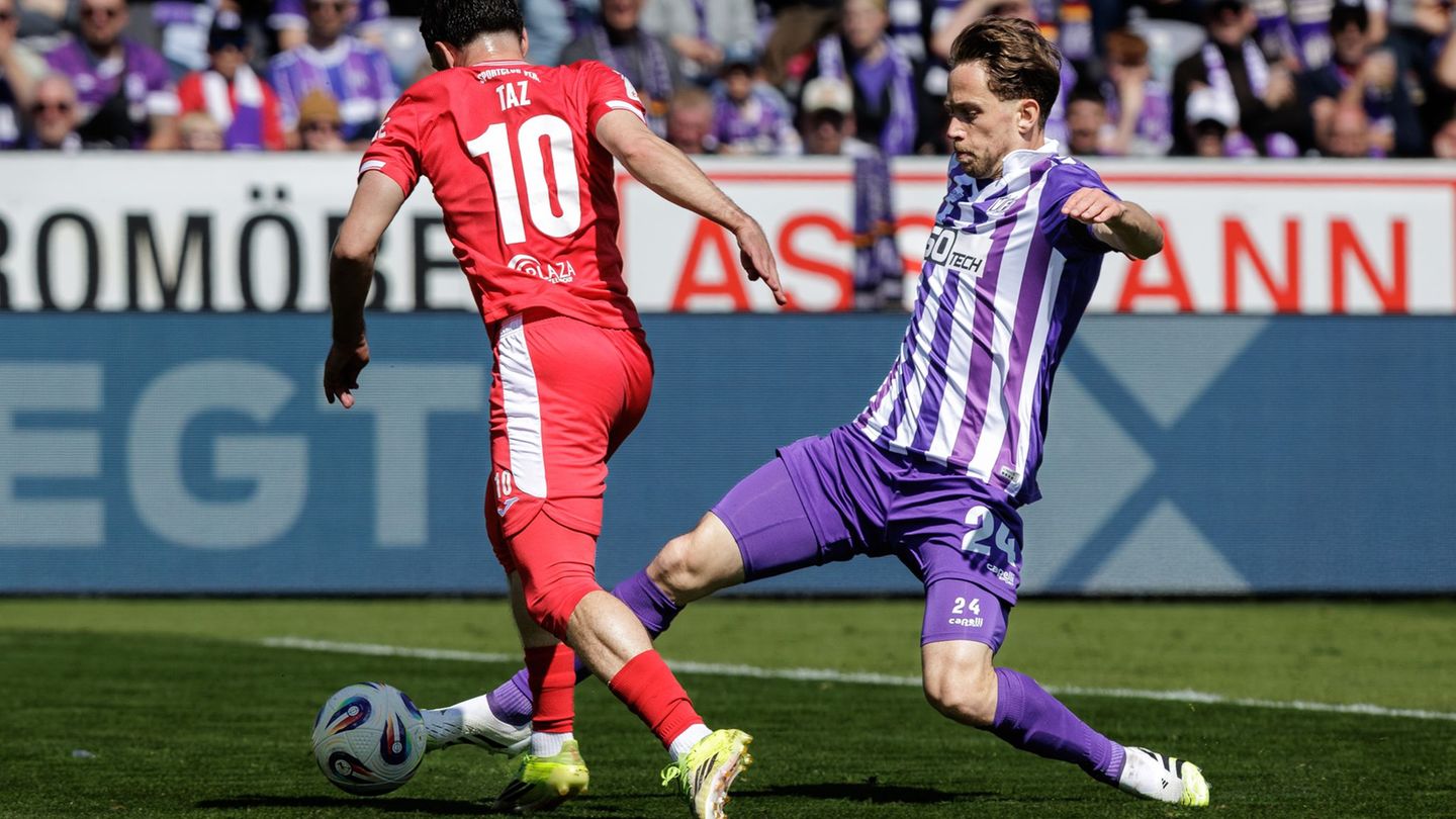 Osnabrücks Jannik Müller (r) verliert den Zweikampf vor dem Tor zum 0:1 gegen Verls Berkan Taz. Foto: David Ebener/dpa