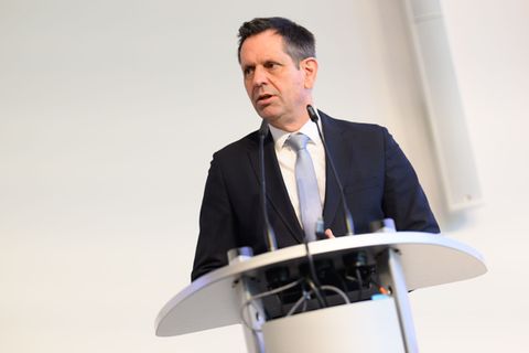 Ministerpräsident Olaf Lies sieht eine Standortgarantie für das Emder VW-Werk. (Archivbild) Foto: Julian Stratenschulte/dpa