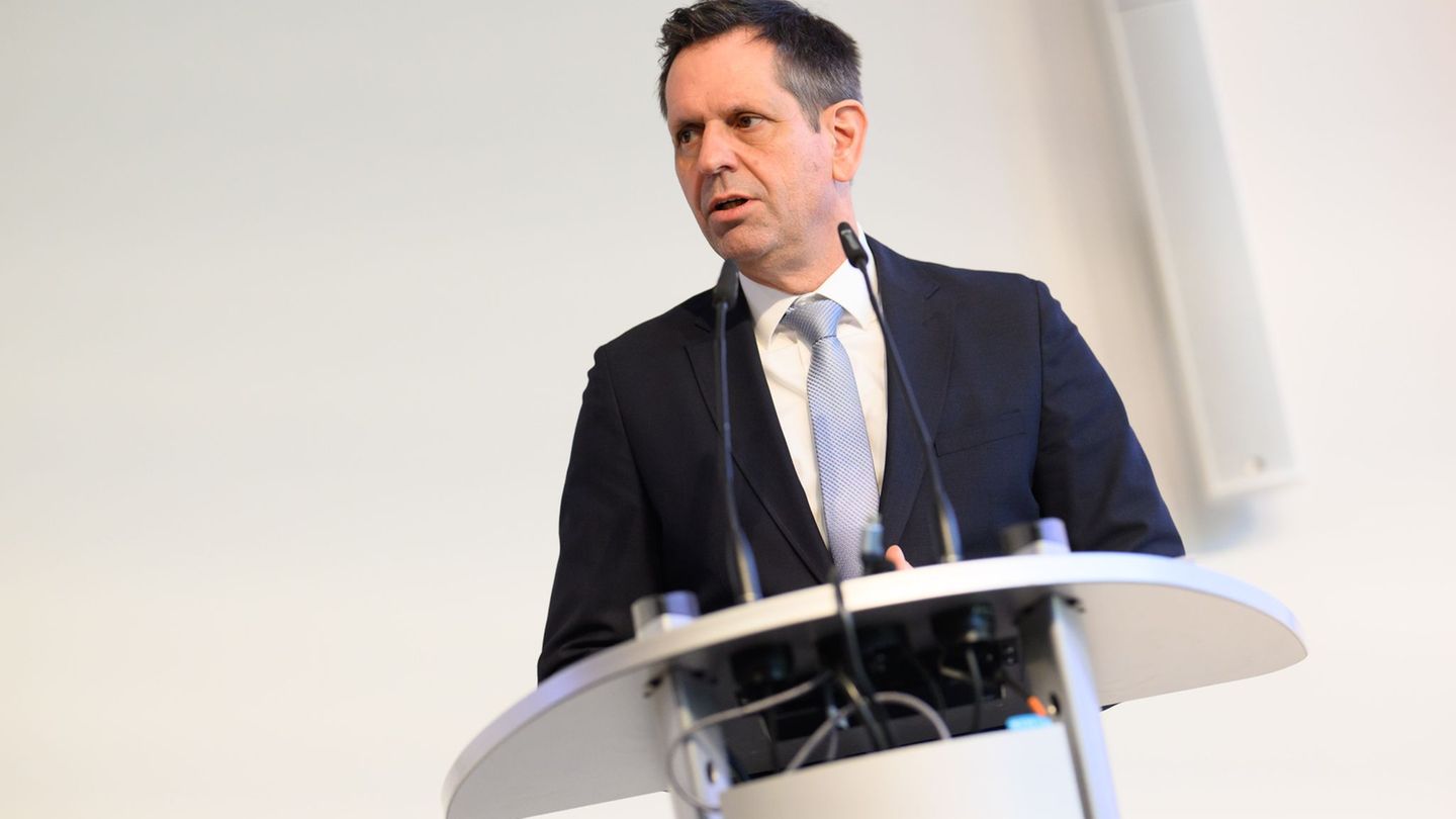 Ministerpräsident Olaf Lies sieht eine Standortgarantie für das Emder VW-Werk. (Archivbild) Foto: Julian Stratenschulte/dpa
