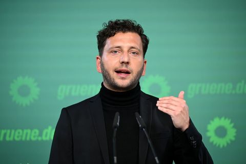 Felix Banaszak war zu Gast beim Landesparteitag der Grünen in Emden. (Archivbild) Foto: Lilli Förter/dpa