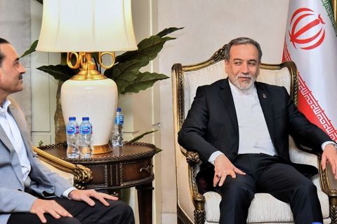 Irans Außenminister Araghtschi spricht mit den pakistanischen Vermittlern. Foto: -/Pakistan Ministry of Foreign Affairs/dpa