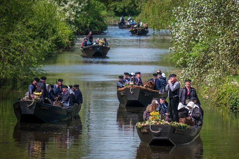 Dutzende Torfkähne haben Kurs auf Bremen genommen. Foto: Focke Strangmann/dpa