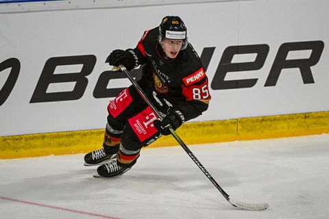 Wechselt nach München: Eishockey-Nationalspieler Elis Hede. Foto: Armin Weigel/dpa