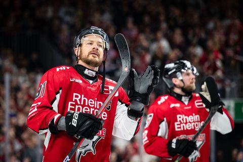 Eishockey-Profi Moritz Müller von den Kölner Haien (l). Foto: Marius Becker/dpa