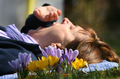 Kopfschmerzen und Müdigkeit: Warum das Wetter aktuell vielen zu schaffen macht