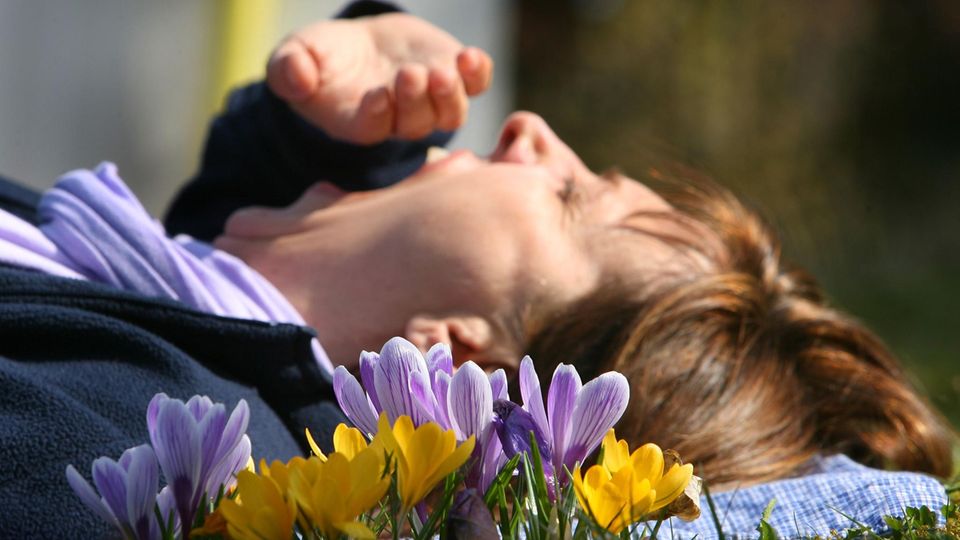 Kopfschmerzen und Müdigkeit: Warum das Wetter aktuell vielen zu schaffen macht