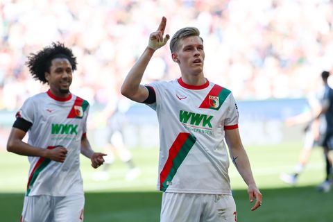 Anton Kade lässt die Augsburger jubeln. Foto: Daniel Löb/dpa