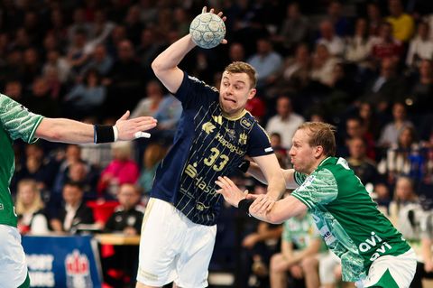 Moritz Sauter (l) und der HSV Hamburg spielten beim HC Erlangen. (Archivbild) Foto: Frank Molter/dpa