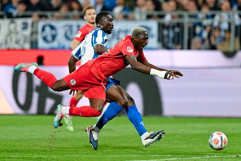 Nach einem harten Check als letzter Mann musste Patric Pfeiffer vorzeitig vom Feld. Foto: Uwe Anspach/dpa