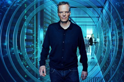 Künstliche Intelligenz und der Arbeitsmarkt: Wie bedroht sie unsere Jobs? Das will der Wirtschaftsjournalist Florian Neuhann herausfinden. Seiner Doku "Am Puls mit Florian Neuhann – Frisst die KI unsere Jobs" folgt am 5. Mai auch eine Live-Diskussion zum Thema im ZDF.