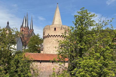 Hinter Dicken Mauern warteten die Verfolgten in einem dunklen Verlies im Hexenturm in Gelnhausen auf Ihren Prozess. Foto: Michae