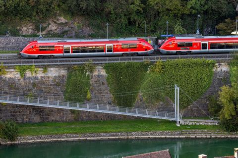 Umfangreiche Bauarbeiten beeinträchtigen die wichtige Bahnstrecke. (Archivbild) Foto: Philipp von Ditfurth/dpa