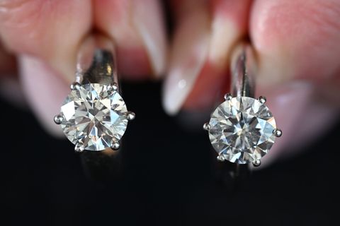 Sehen sich zum Verwechseln ähnlich: links ein natürlicher, rechts ein synthetischer Diamant. Foto: Bernd Weißbrod/dpa